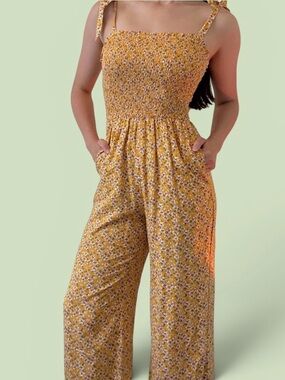 Hollister Yellow Daisy Floral Smocked
Wide-Leg Romper Jumpsuit Jumper M